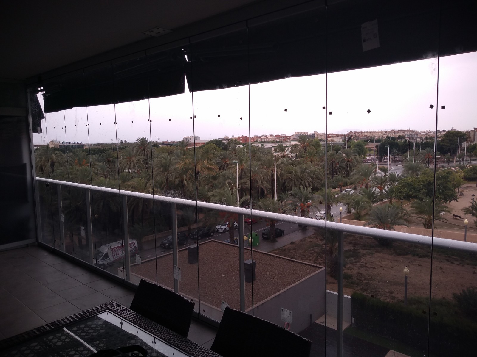Cortinas de cristal sin perfiles instaladas en balcón con vista al mar