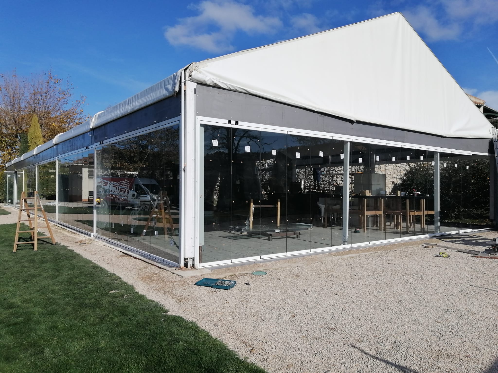 Pérgola bioclimática de aluminio con lamas orientables instalada en jardín de Costa Blanca