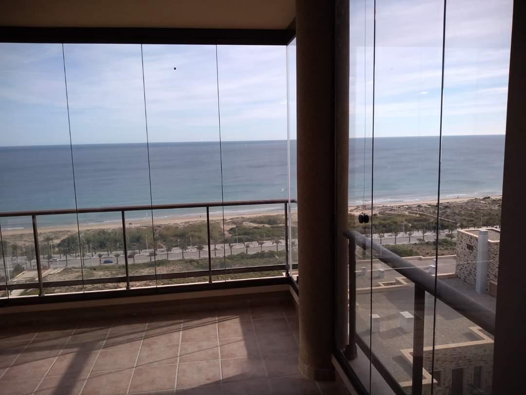 Cortinas de cristal en balcón curvo de villa