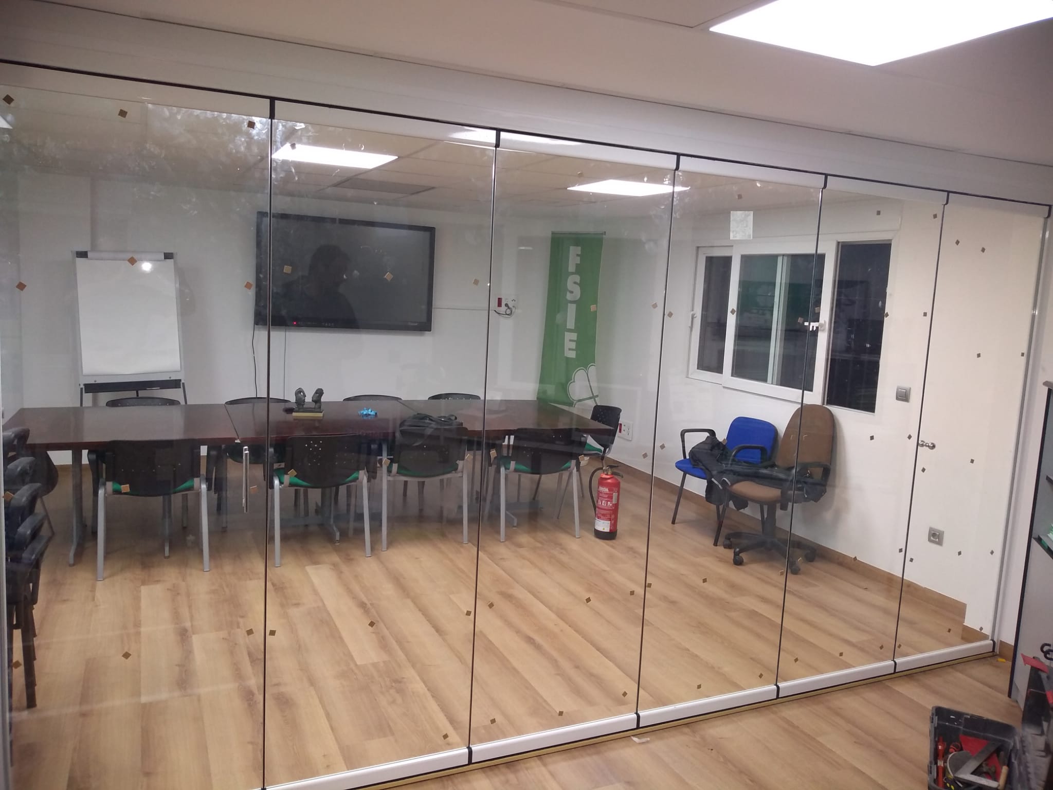 Cortinas de cristal abiertas en terraza de apartamento