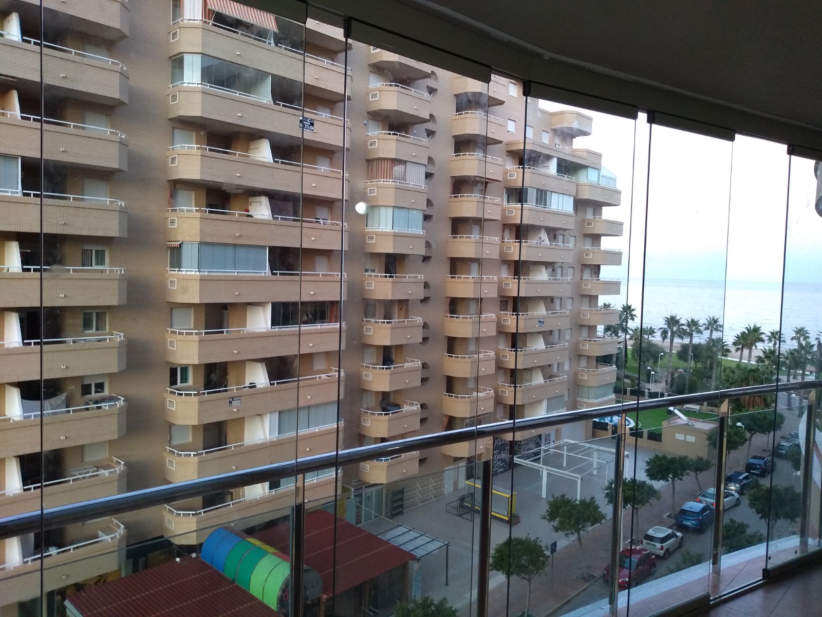Apartamento panorámico — Benidorm · Cortinas de cristal