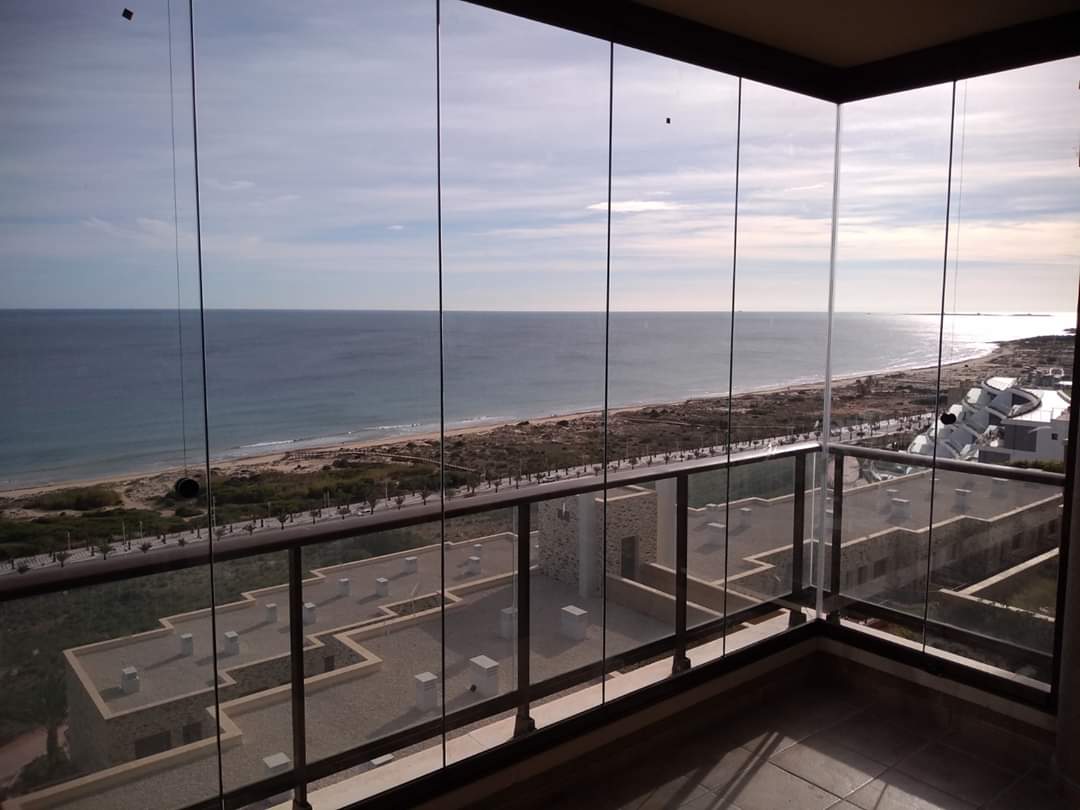 Balcón con cortinas de cristal y vista al mar Mediterráneo en Costa Blanca, instalado por VentanaCosta