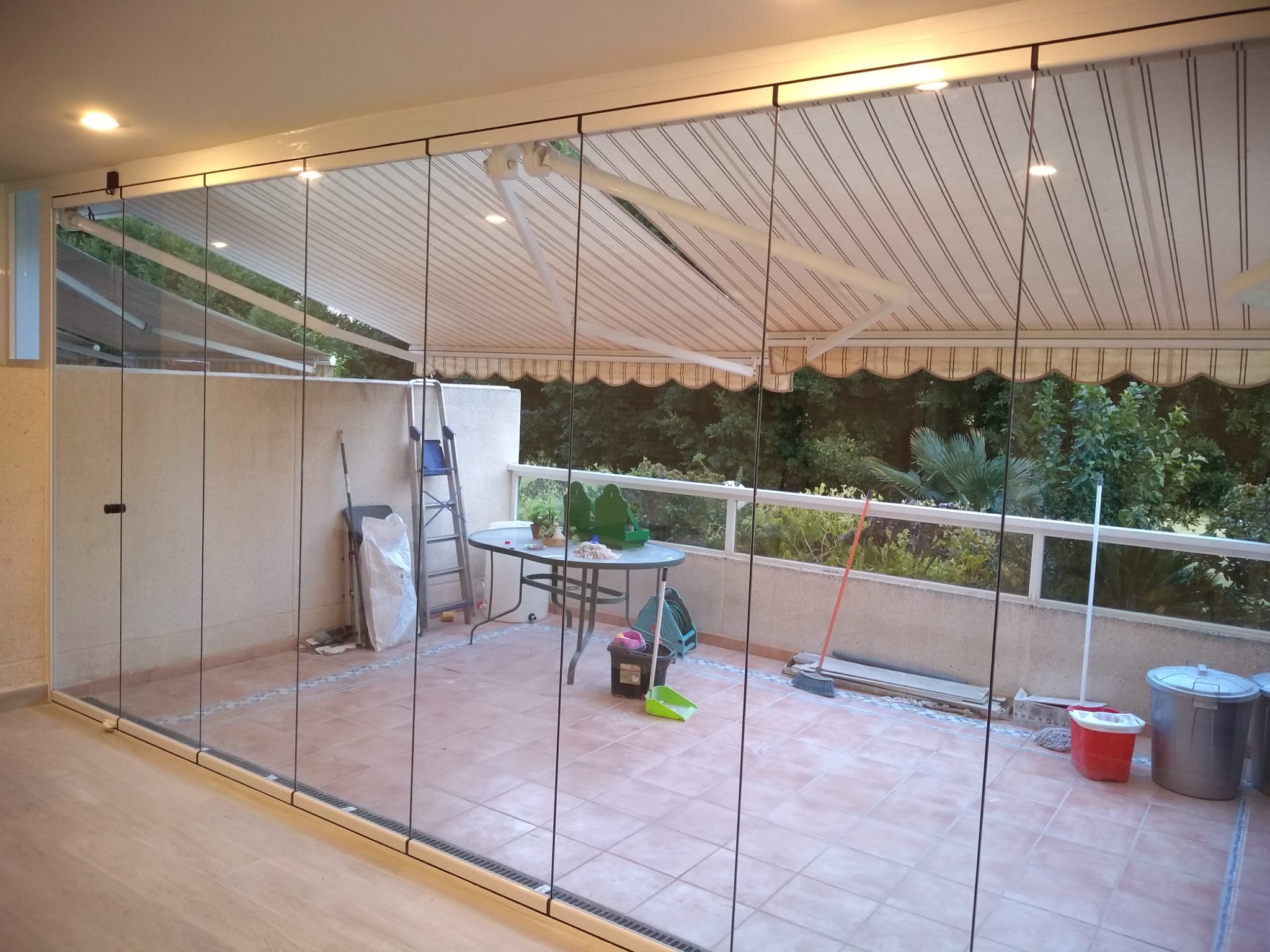 Aula escolar — Colegio Elche · Mamparas seguridad