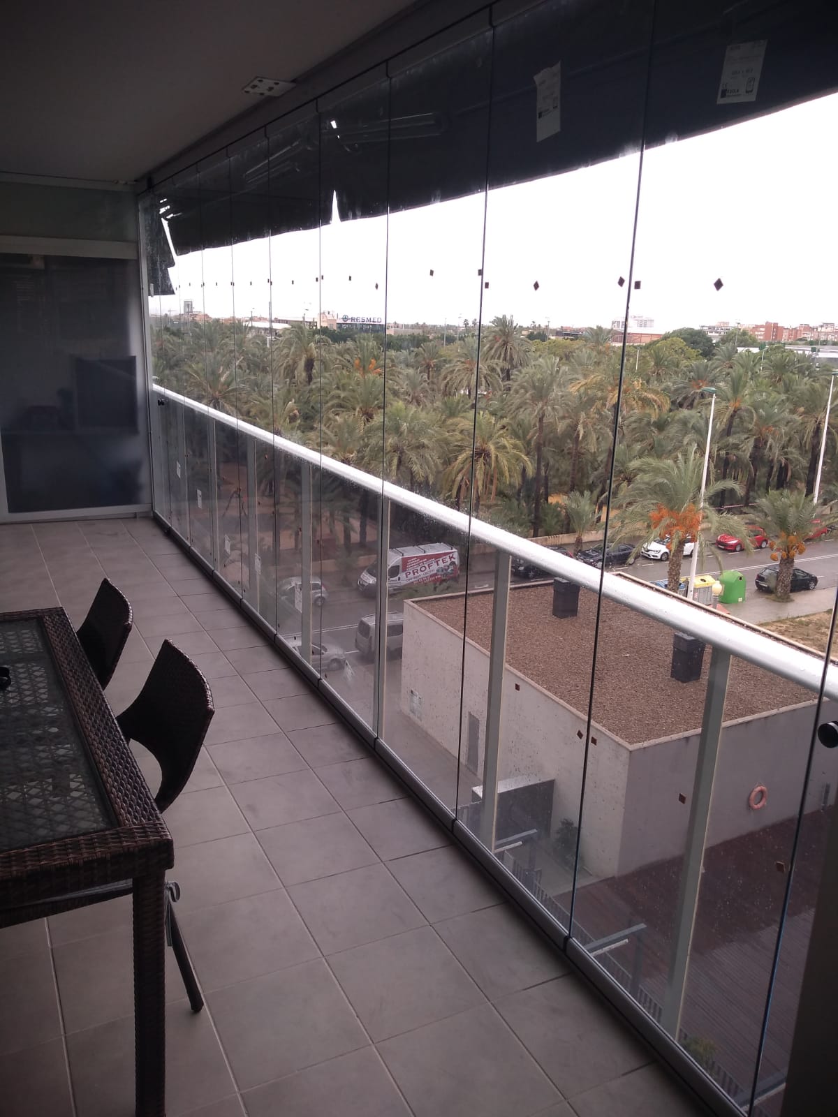 Terraza acristalada en chalet de Altea con cortinas de cristal panorámicas