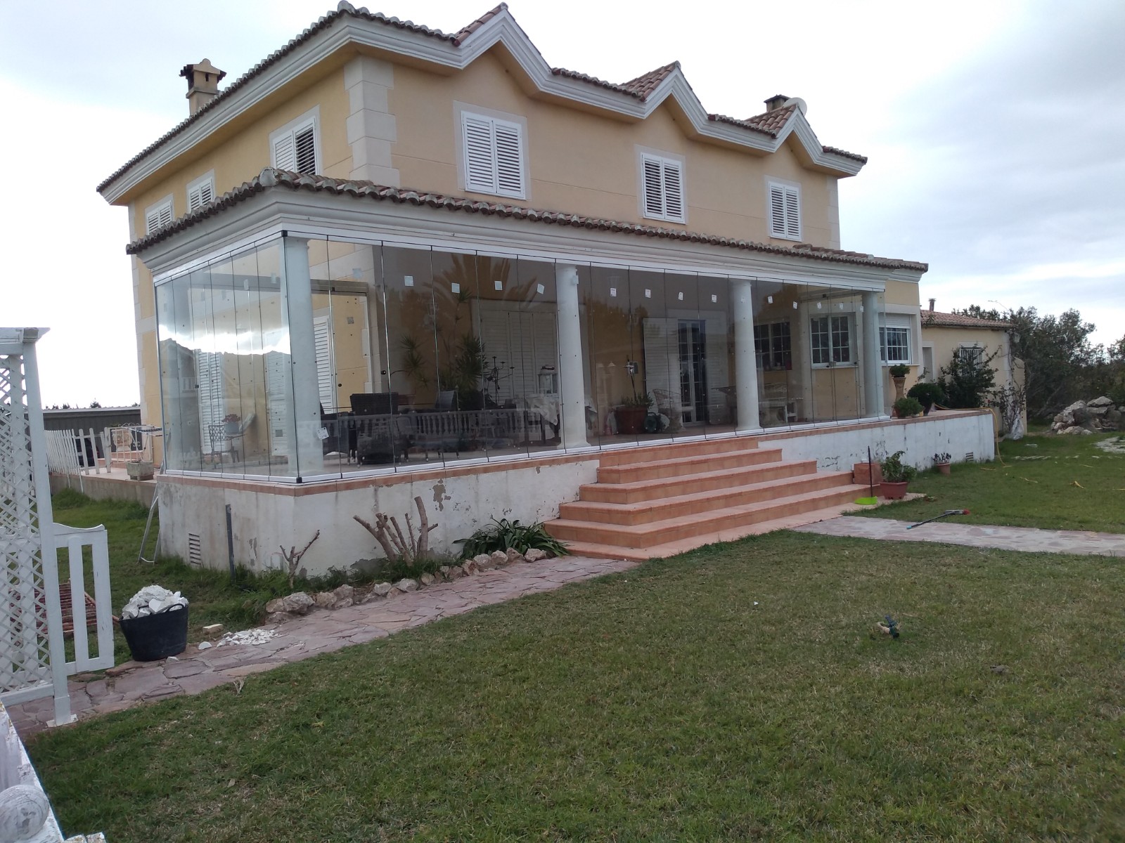 Villa de lujo en Jávea con cerramiento completo de cristal y aluminio