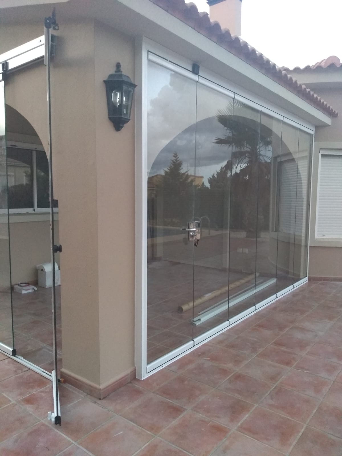 Porche de villa con piscina cerrado con cristal en Costa Blanca